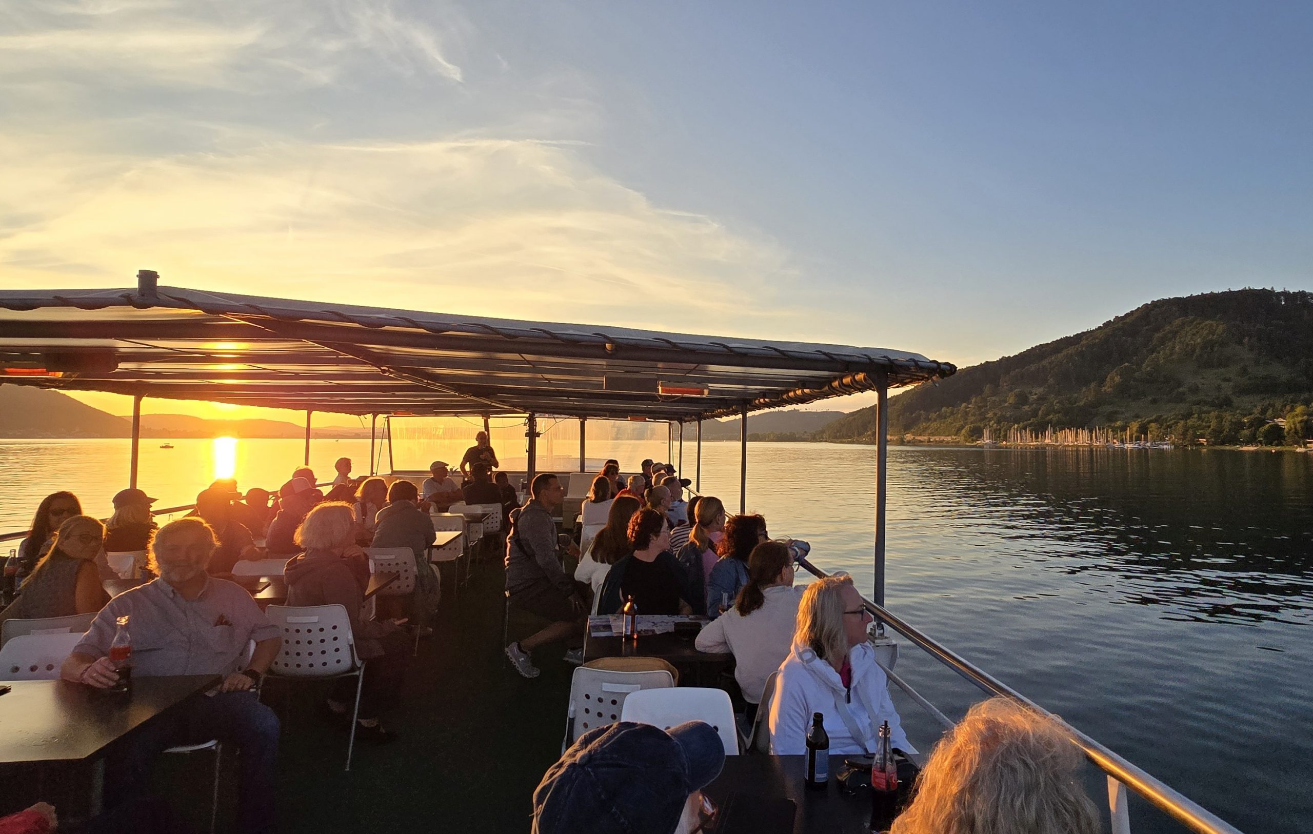Eine der schönsten Schifffahrten am See: Sonnenuntergang, Panorama und spannende Erzählungen