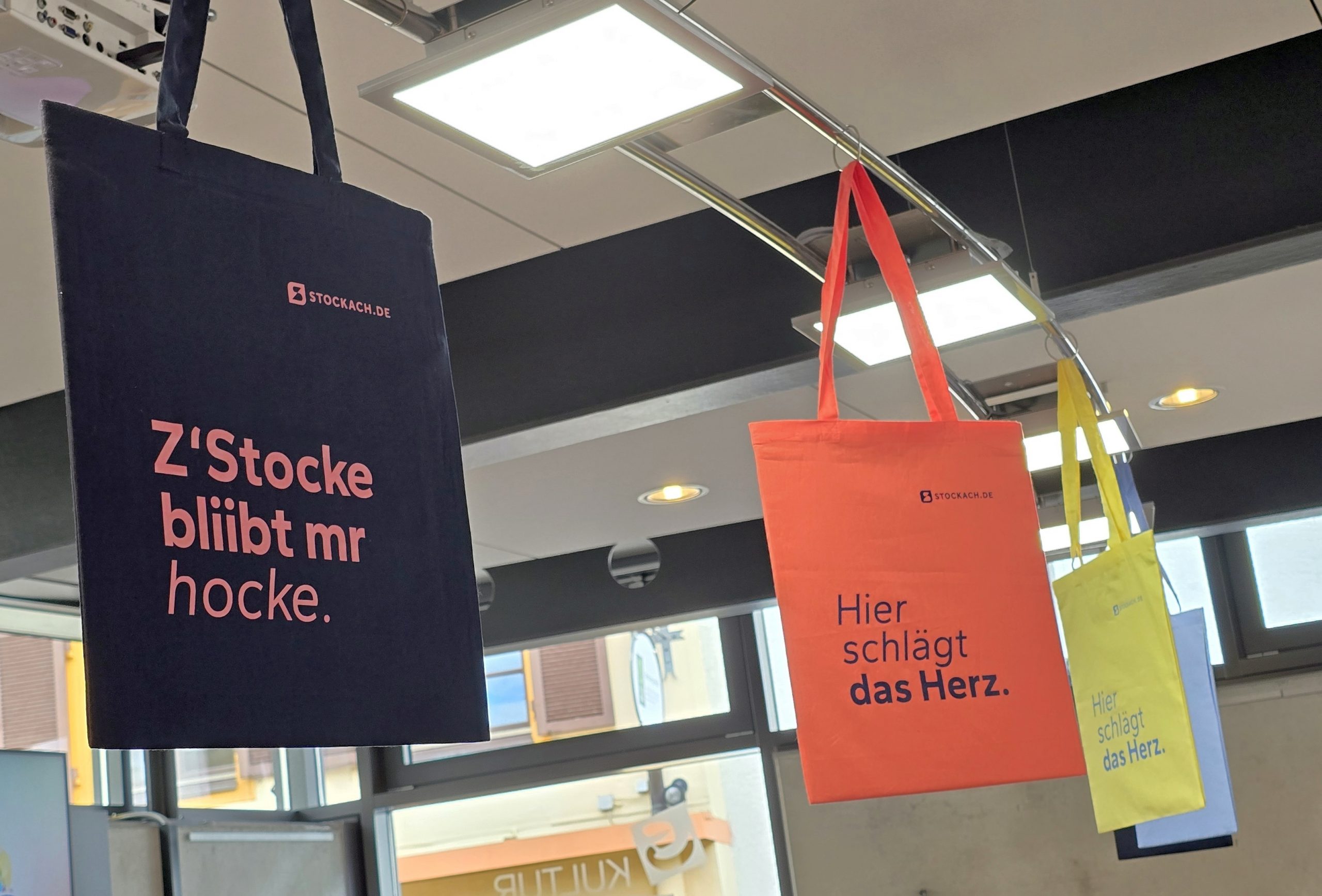 Sogar die Ortsteil-Namen sind drauf: Die Stockach-Taschen mit Heimatgefühl sind da