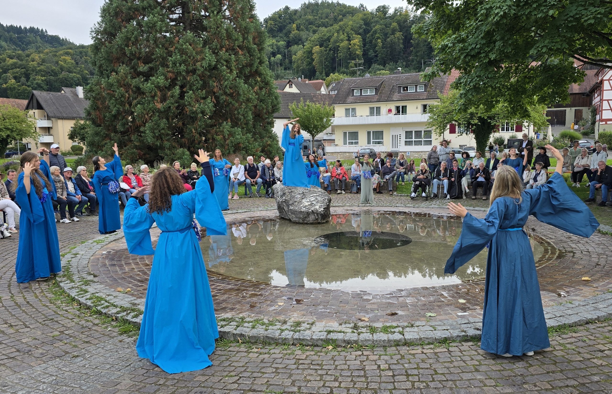 Archäologischer Krimi um Göttin Brigida zieht Bodman in seinen Bann: Butterfahrt begeistert hunderte Zuschauer