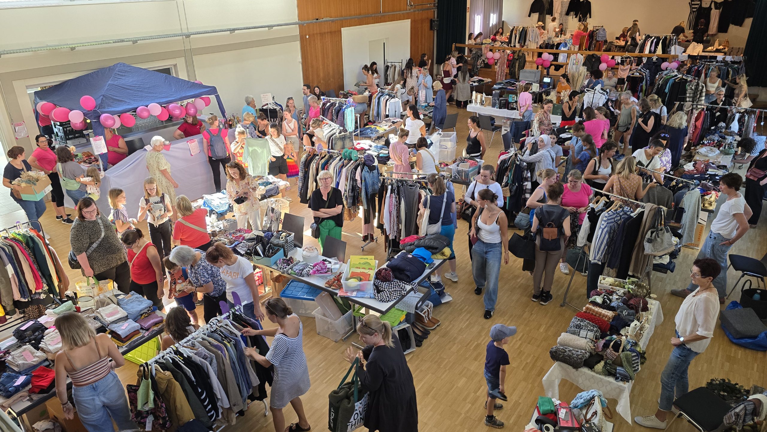 Erster Mädelsflohmarkt ist ein Paradies für Schnäppchenjägerinnen