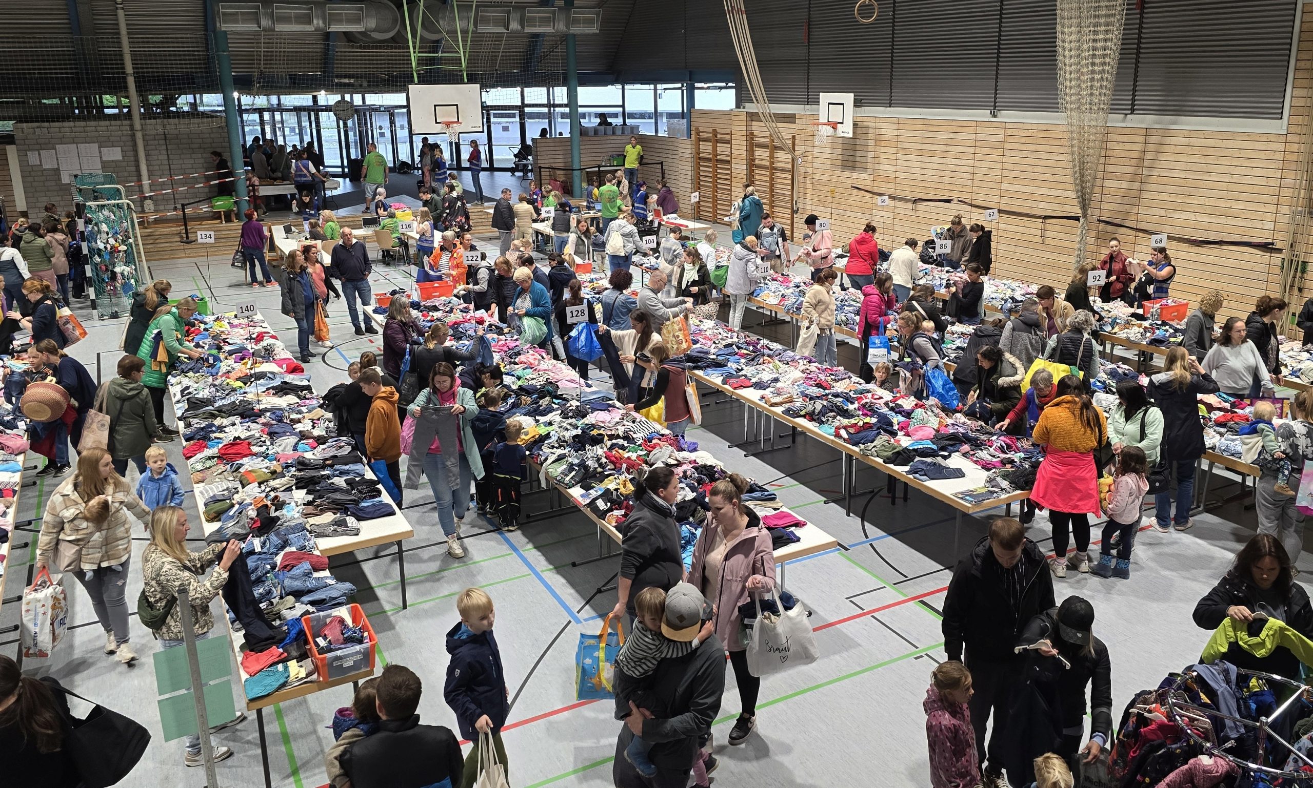 Riesige Stockacher Kinderartikelbörse wäre ohne sie nicht möglich: 100 Ehrenamtliche leisten Gigantisches