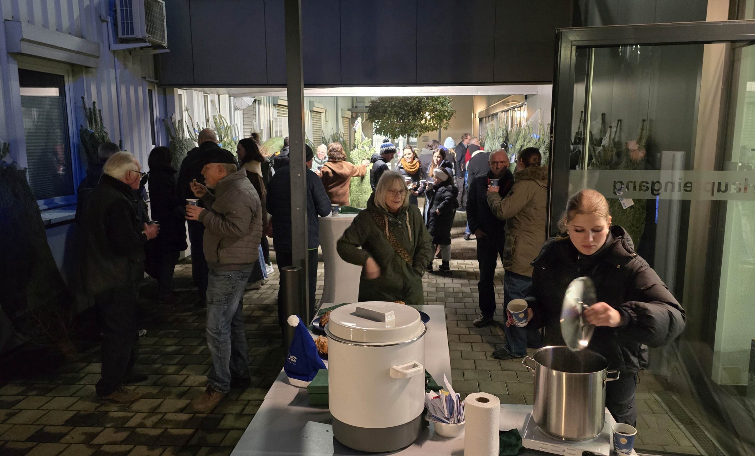 Spannung, Spaß und Stimmung: 100 Christbäume von STS für guten Zweck