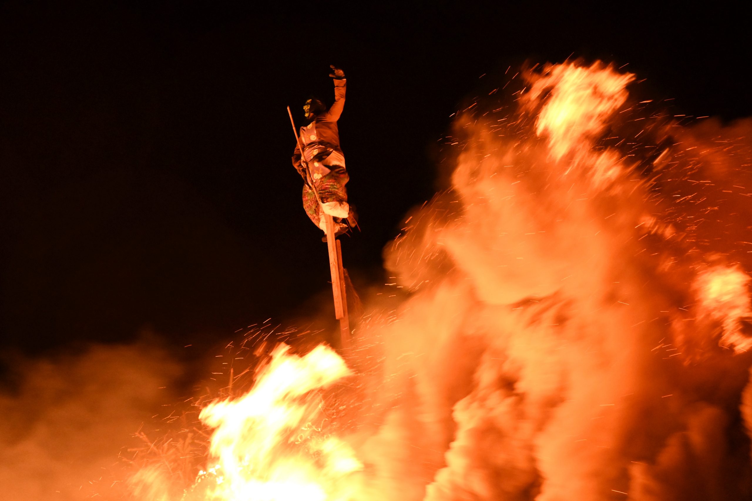 Huch! Winterhexe entkommt fast dem Funkenfeuer