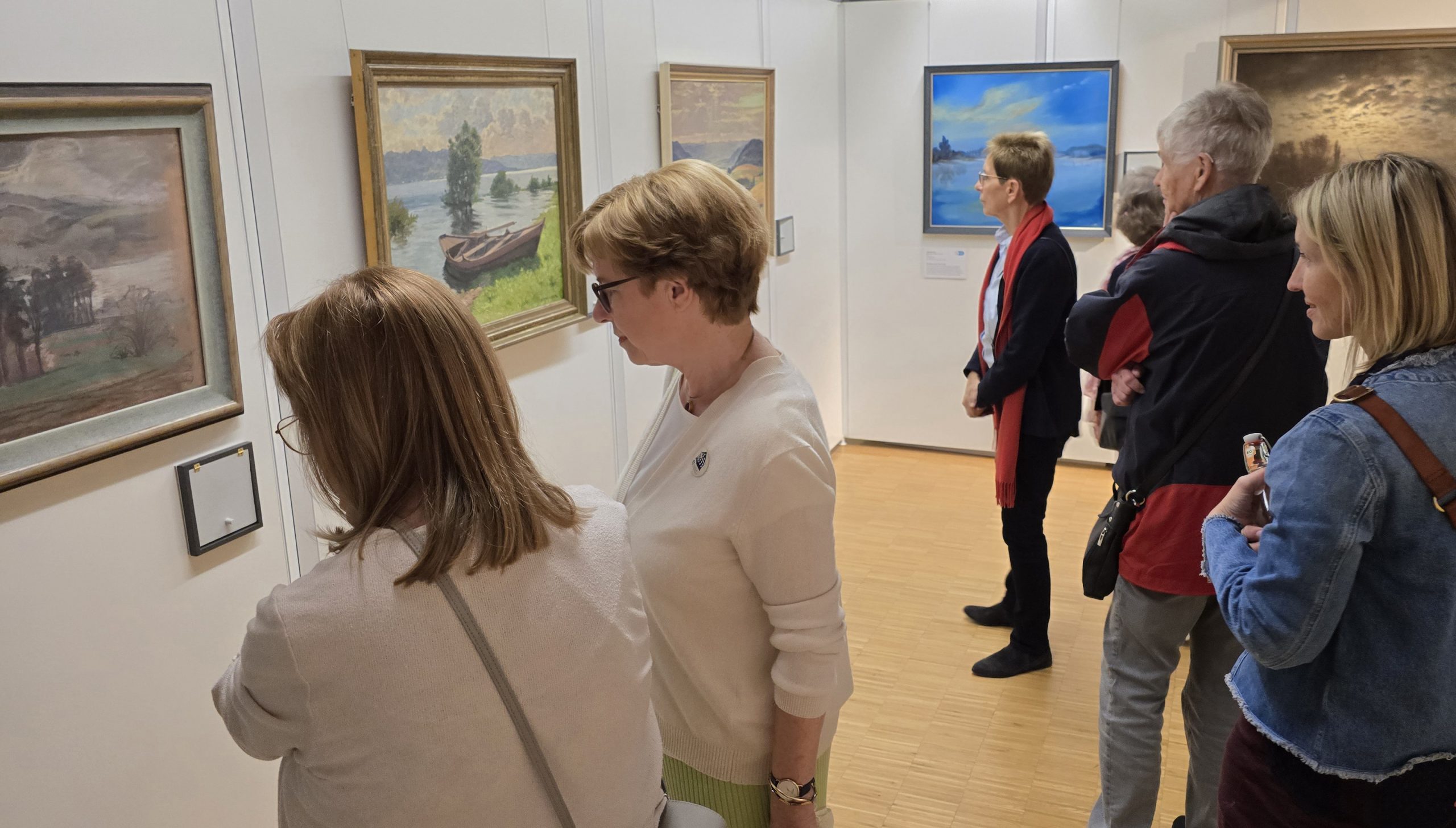 Furiose Vernissage von „Wasserwelten“ – mit Überraschung im Gästebuch