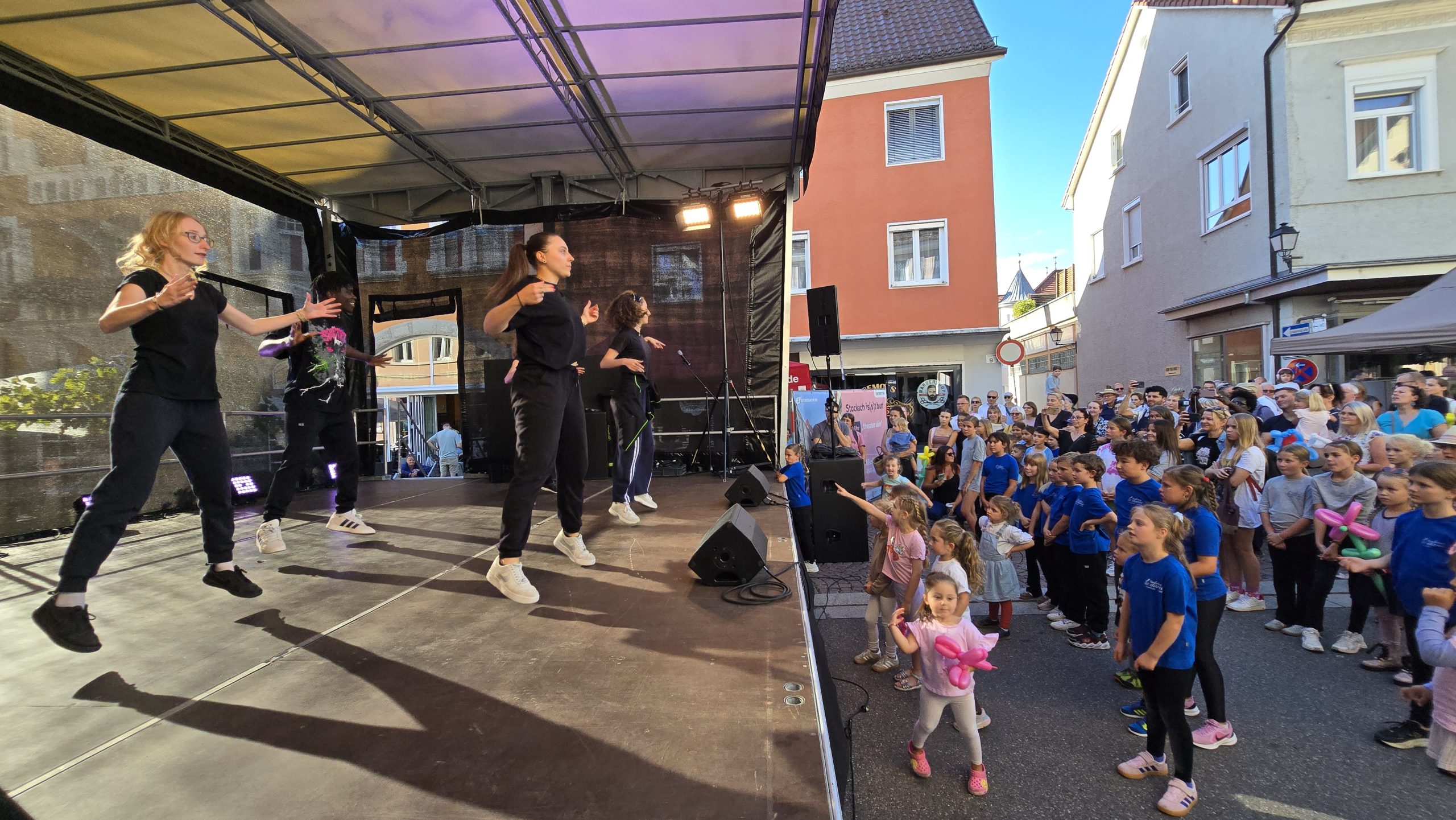 Stockach is(s)t bunt: Hunderte feiern in der Hauptstraße
